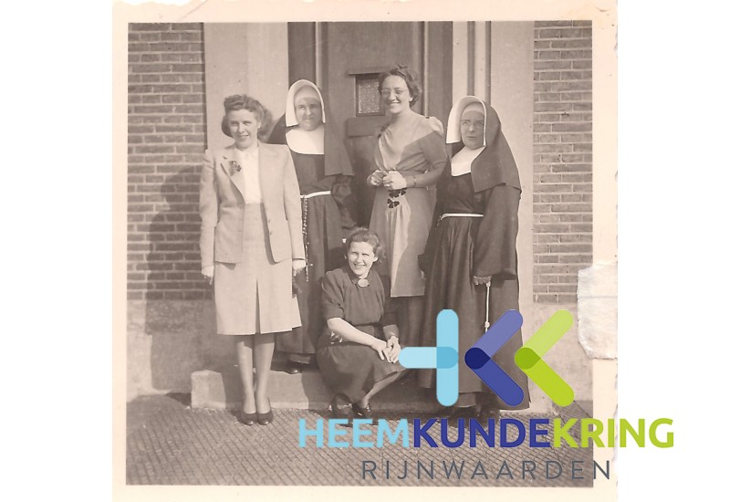 Voorzijde Johannastichting zittend An Pastoor Coll. HKR F000005